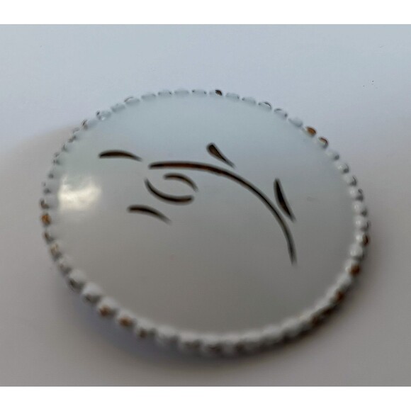 Vintage Unsigned Dainty White Enamel & Goldtone Etched Brooch 1 inch - Picture 4 of 6